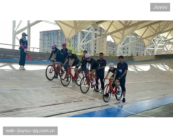 自行车公路赛惊现断崖式爆发，团队战术成胜负关键